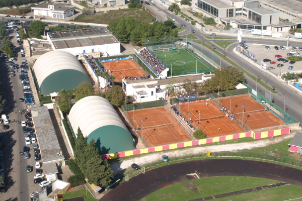 Circolo Tennis Maglie (Lecce) - Veduta aerea campo coperto e terra battuta clay argilla