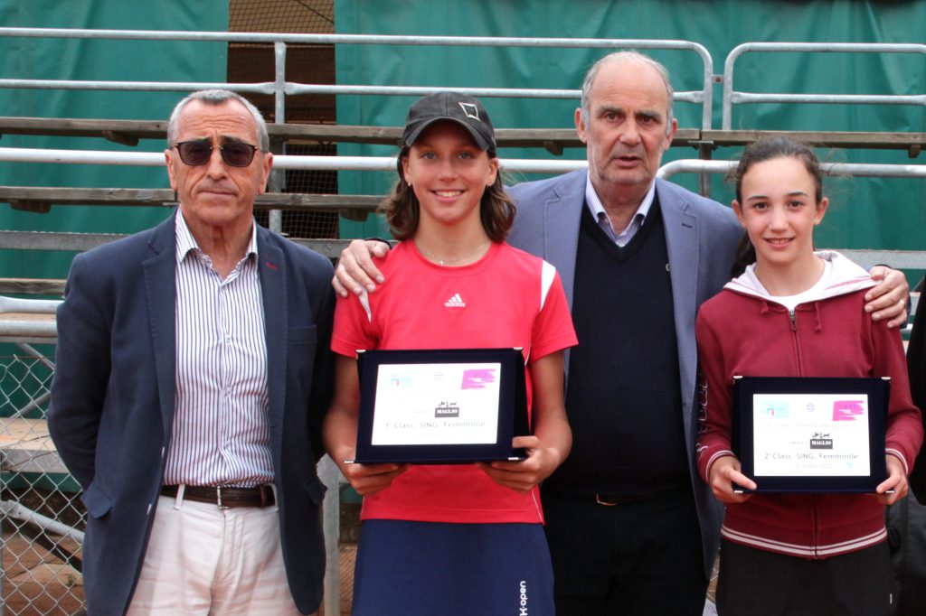 Il vicepresidente Mario Coppola e il presidente Antonio Baglivo durante le premiazioni del Torneo U12 2022